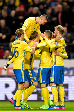 Sveriges Mikael Lustig hoppar upp och jublar med Emil