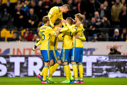 Sveriges Mikael Lustig hoppar upp och jublar med Emil