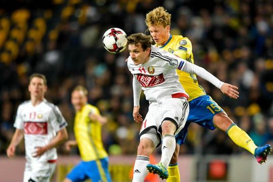 Sveriges Oscar Hiljemark och Belarus Mikhail Gordeichuk