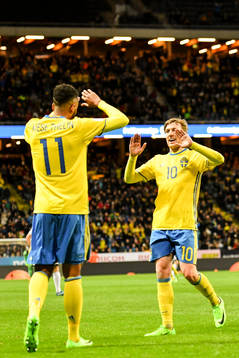 Sveriges Isaac Kiese Thelin jublar med Emil Forsberg