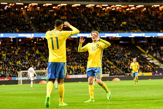 Sveriges Isaac Kiese Thelin jublar med Emil Forsberg