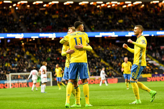 Sveriges Isaac Kiese Thelin jublar med Emil Forsberg och