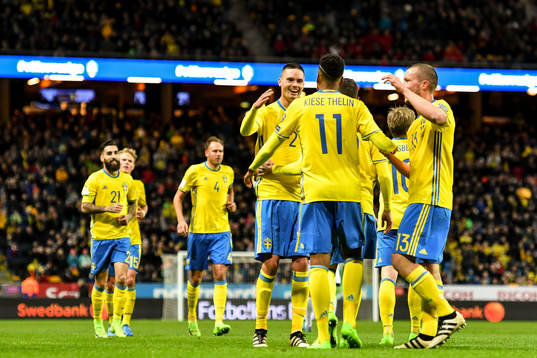 Sveriges Isaac Kiese Thelin jublar med Mikael Lustig och