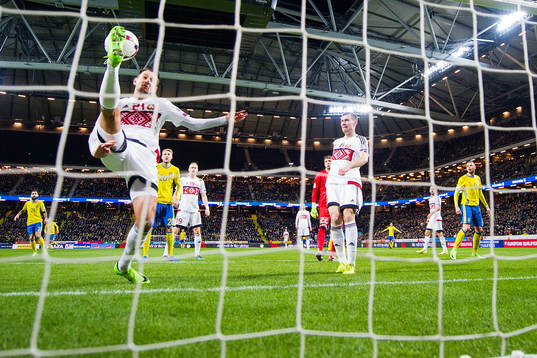 Belarus Yegor Filipenko försöker rädda 3-0 av Sveriges