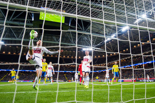 Belarus Yegor Filipenko försöker rädda 3-0 av Sveriges