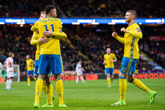 Sveriges Emil Forsberg och Marcus Berg jublar