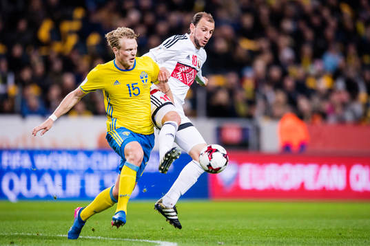 Sveriges Oscar Hiljemark och Belarus Renan Bressan