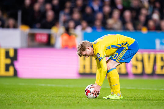 Sveriges Emil Forsberg lägger upp bollen för straff