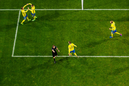 Sveriges Ludwig Augustinsson och Marcus Berg jublar