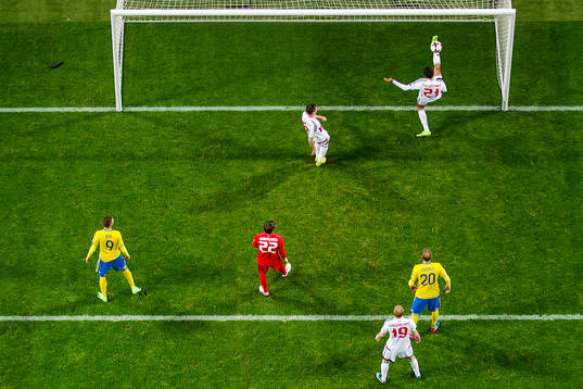 Belarus Yegor Filipenko försöker rädda 3-0 av Sveriges