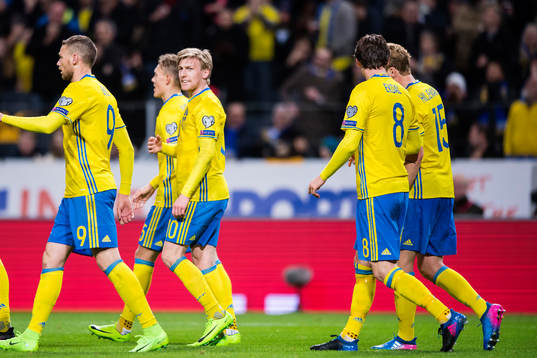 Sveriges Emil Forsberg och Albin Ekdal jublar