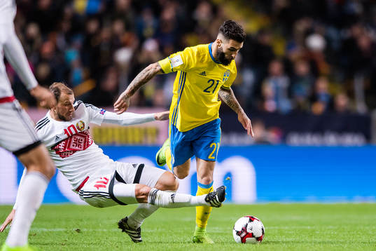 Sveriges Jimmy Durmaz stoppas av Belarus Renan Bressan
