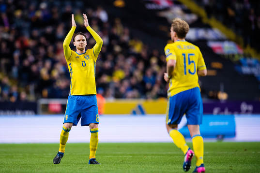 Sveriges Albin Ekdal tackar publiken när han blir utbytt