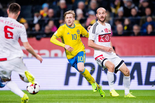 Sveriges Emil Forsberg och Belarus Ivan Maevski