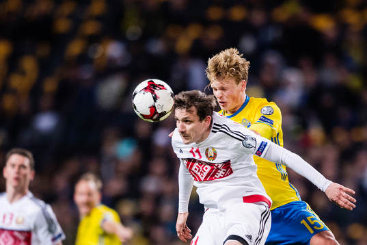 Sveriges Oscar Hiljemark mot Belarus Mikhail Gordeichuk