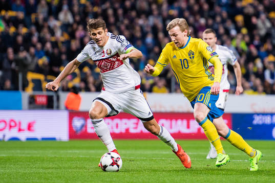 Belarus Igor Stasevich och Sveriges Emil Forsberg