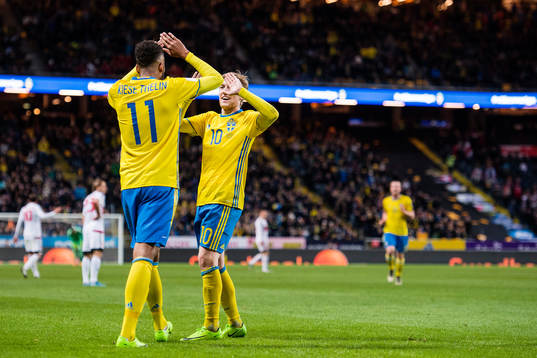 Sveriges Isaac Kiese Thelin och Emil Forsberg jublar