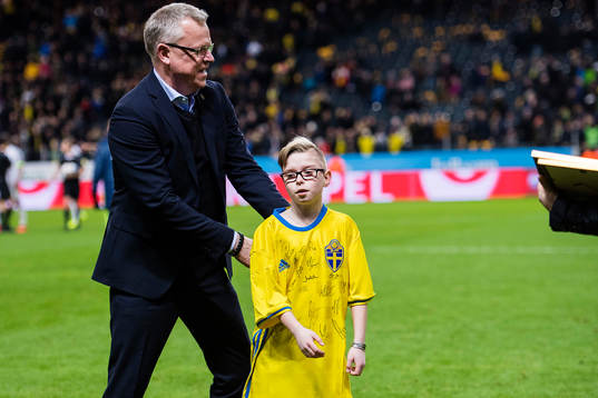 Oscar Magnusson från min stora dag får en kram av