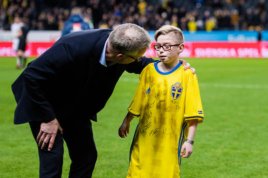 Oscar Magnusson från min stora dag får en kram av