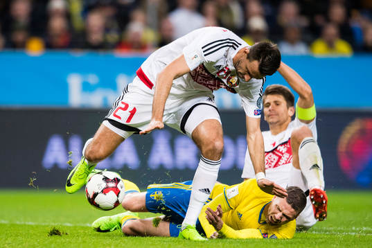 Sveriges Marcus Berg fälls av Belarus Yegor Filipenko