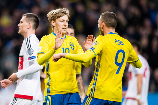 Sveriges Emil Forsberg jublar med Marcus Berg
