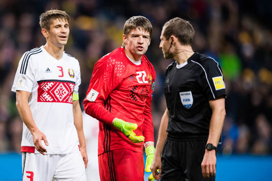 Belarus Aleksandr Martynovich och målvakt Andrei Gorbunov