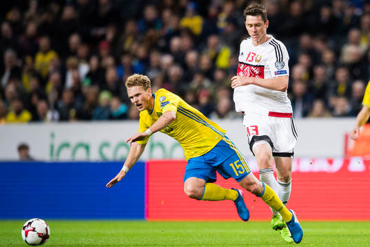Sveriges Oscar Hiljemark och Belarus Nikolai Signevich