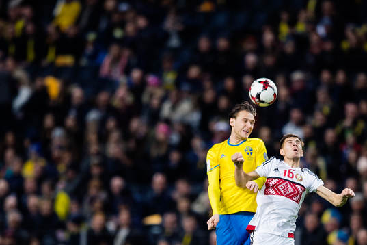 Sveriges Albin Ekdal och Belarus Aleksei Rios