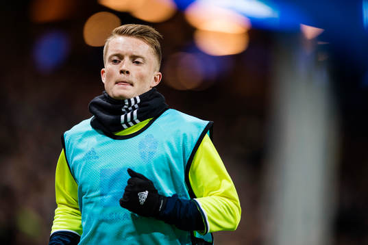 Sveriges Sam Larsson värmer upp