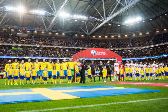 Sverige och Belarus spelare står uppställda för