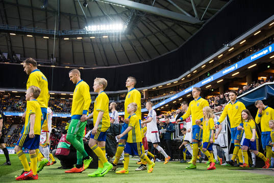 Sveriges Andreas Granqvist, målvakt Robin Olsen, Mikael