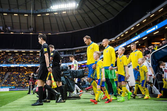 Sveriges Andreas Granqvist, målvakt Robin Olsen och Mikael