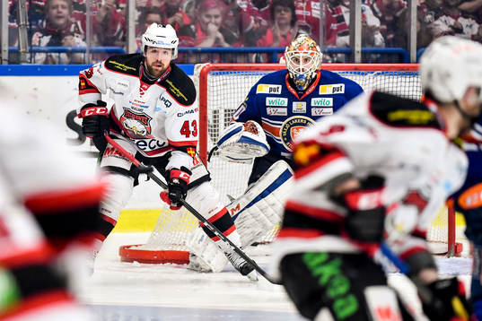 Malmö Redhawks Nichlas Hardt och Växjös målvakt Joacim