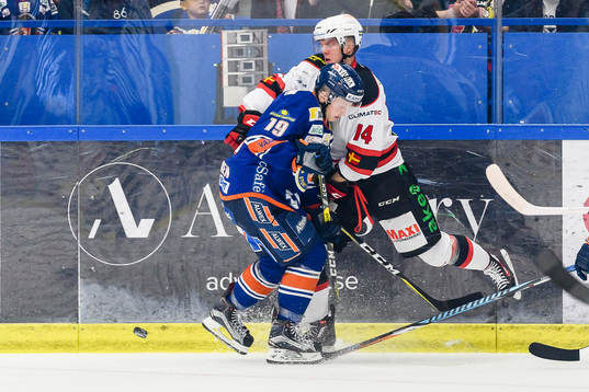 Malmö Redhawks Carl-Johan Lerby tacklar Växjös Tuomas