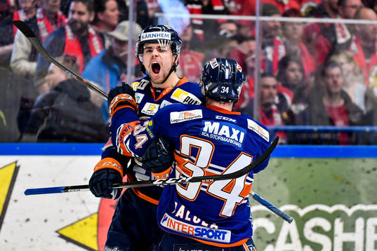 Växjös Emil Pettersson jublar med Olli Palola