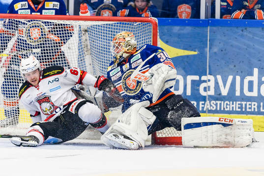 Malmö Redhawks Nicklas Jadeland krockar med Växjös