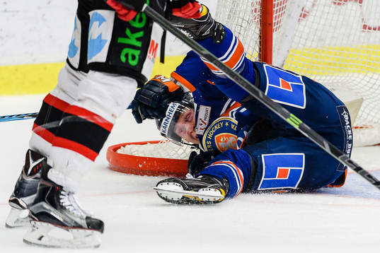 Växjös Olli Palola faller