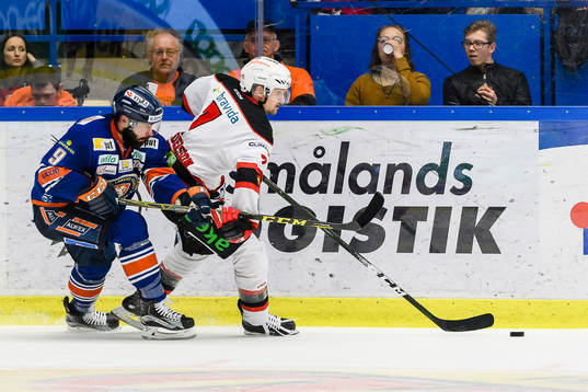 Malmö Redhawks Nils Andersson jagas av Växjös Josh