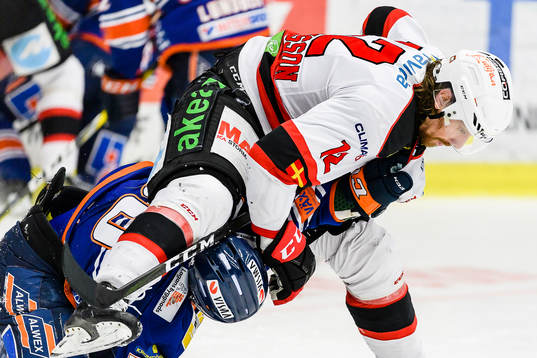 Gruff mellan Malmö Redhawks Andreas Thuresson  och