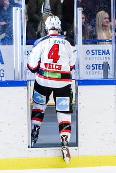 Malmö Redhawks Noah Welch på väg till utvisningsbåset
