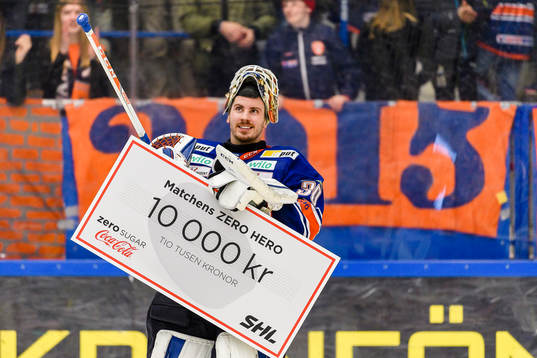 Växjös målvakt Joacim Eriksson jublar med en check från
