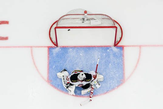 Växjös Emil Pettersson (ej i bild) skjuter pucken i mål