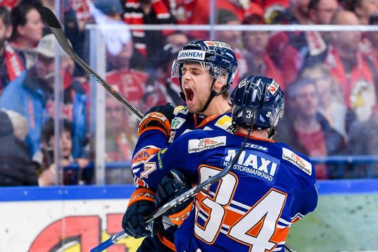 Växjös Emil Pettersson jublar