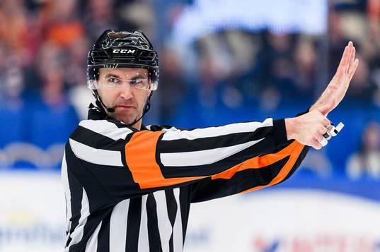Domare Linus Öhlund gör tecken för för många spelare