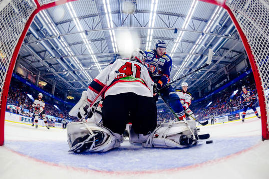 Växjös Dennis Everberg oroar framför Malmö Redhawks