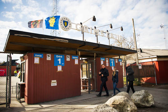 Exteriör över entrén till Grimsta IP