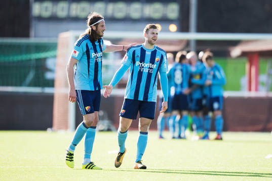 Djurgårdens Jonas Olsson och Niklas Gunnarsson jublar