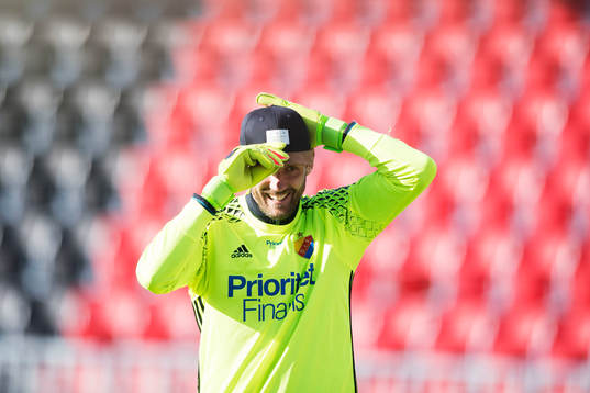 Djurgårdens målvakt Andreas Isaksson lånar en keps från