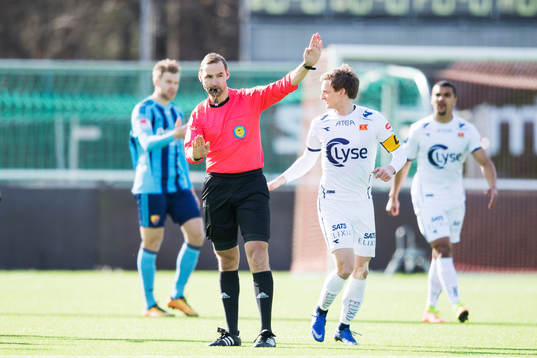 Domare Jim Petersson och Viking Stavangers André Danielsen