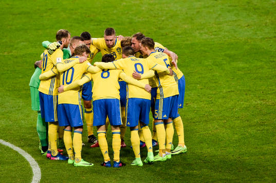 Sveriges spelare samlas i en ring